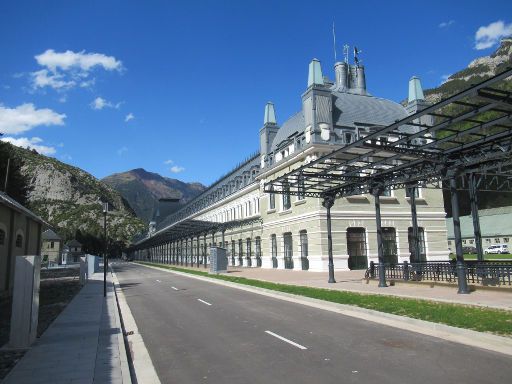 Historischer Bahnhof, Canfranc-Estación, Spanien, westliche Längsseite Ansicht von Süden