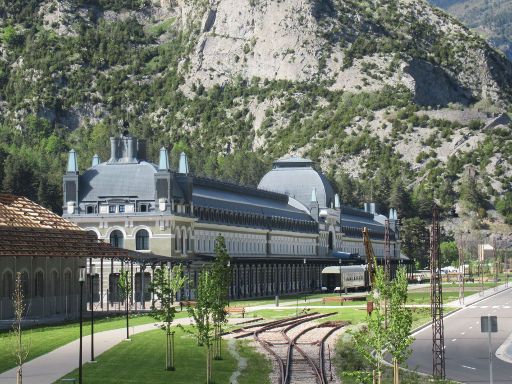 Historischer Bahnhof, Canfranc-Estación, Spanien, östliche Längsseite Ansicht von Süden