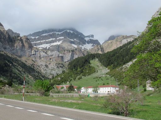 Somport Pass, Spanien, N-330a Kehre mit ein paar Häusern