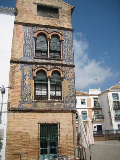 Carmona, Spanien, Gebäude mit Sichtmauerwerk und Fliesen