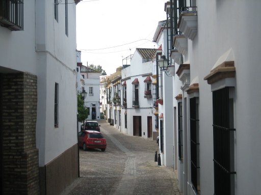 Carmona, Spanien, schlichte typische Gasse mit weißen Häusern