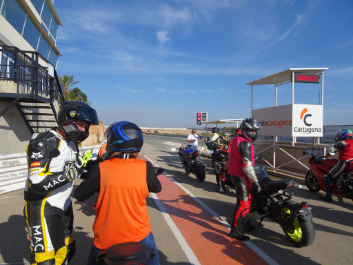 Escuela de conducción MAC, Motorrad Kurs Rennstrecke, Cartagena, Spanien, Start der Gruppen in der Boxengasse