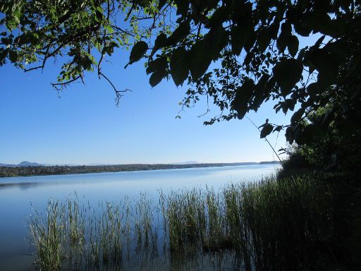 Stausee von Cazalegas, Cazalegas, Spanien, Ansicht von dem Staudamm im Juli um 9:00 Uhr