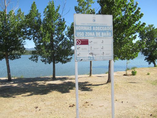 Stausee von Cazalegas, Cazalegas, Spanien, Hinweistafel am Uferbereich