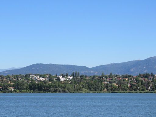 Stausee von Cazalegas, Cazalegas, Spanien, Siedlung direkt am See