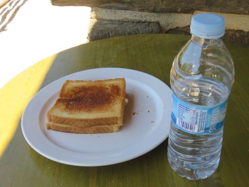 Centro Hípico Los Ciruelos, Cercedilla, Madrid, Spanien, Käse / Schinken Toast und 0,5 Liter Wasser