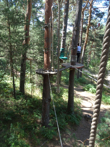 Aventura Amazonia, Cercedilla, Spanien, Seile zwischen den Bäumen