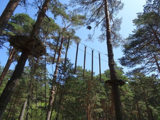 Aventura Amazonia, Cercedilla, Spanien, X-Trem bewegliche Rundhölzer