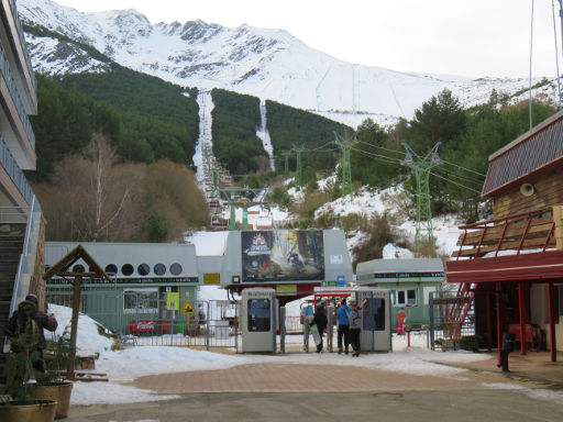 Skigebiet, La Pinilla, Spanien, Talstation mit Sessellift La Pinilla Superexpres