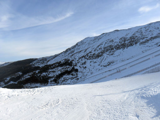 Skigebiet, La Pinilla, Spanien, Blick von der Testero Bergstation auf die steilen und vereisten Pisten