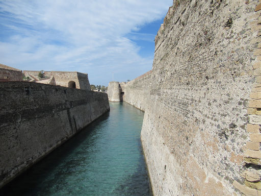 Ceuta, Spanien, Kanal und Festungsmauern