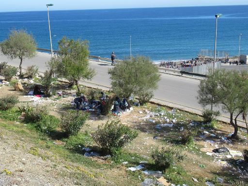 Grenze Ceuta, Spanien – Marokko, Ceuta, Spanien, Umkleide und Müll in der Nähe der Grenze