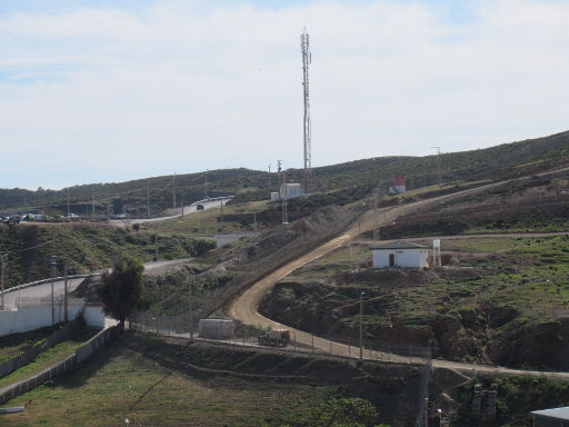 Grenze Ceuta, Spanien – Marokko, Ceuta, Spanien, Zäune und Schotterwege entlang der Landgrenze
