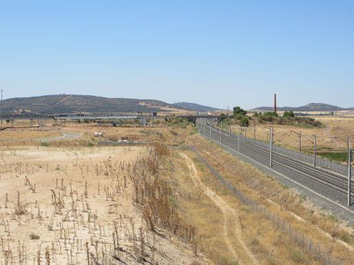 Ciudad Real, Flughafen CQM, Spanien, Bahnstrecke mit geplanter Haltestelle und vorhandener Fußgängerbrücke