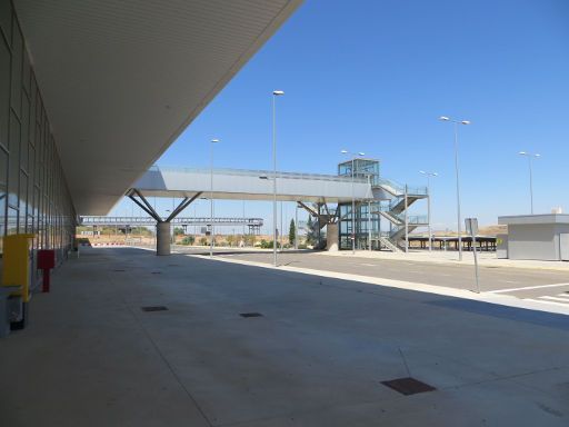 Ciudad Real, Flughafen CQM, Spanien, Flughafengebäude mit Fußgängerbrücke zum Parkplatz