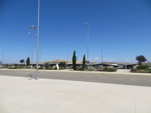 Ciudad Real, Flughafen CQM, Spanien, Blick auf die überdachten Parkplätze