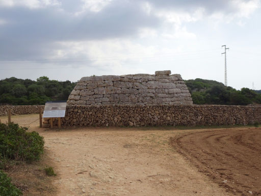 Naveta des Tudons, Ciutadella, Menorca, Spanien, Grabanlage mit Mauer