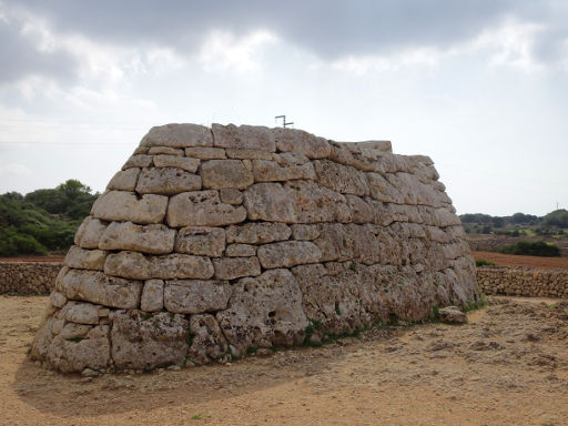 Naveta des Tudons, Ciutadella, Menorca, Spanien, Grabanlage in Form eines Schiffrumpfes