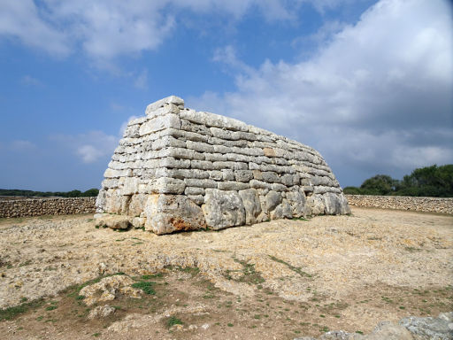 Naveta des Tudons, Ciutadella, Menorca, Spanien, Grabanlage in Form eines Schiffrumpfes