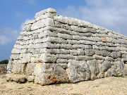 Naveta des Tudons, Ciutadella, Menorca, Spanien, Grabanlage in Form eines Schiffrumpfes