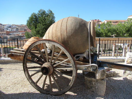 Museo de Piedra, Colmenar de Oreja, Spanien, Karren mit Wein Tongefäß