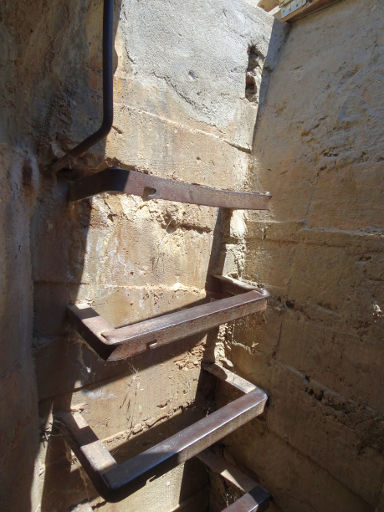 Colmenar del Arroyo, Spanien, Blockhaus 13, Bunker, Metallstufen Ausstieg