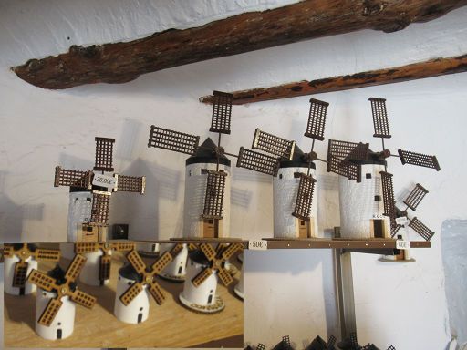 Historische Windmühlen, Consuegra, Spanien, Windmühlen Modell verschiedener Größen