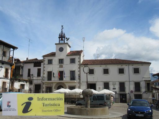 Cuacos de Yuste, Spanien, Rathaus mit Touristeninformatioen am Plaza de España