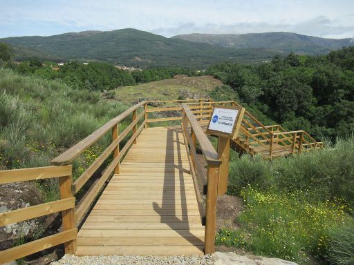 Cuacos de Yuste, Spanien, Paraje de Las Ollas, Holztreppe zum Aussichtspunkt Wasserfall