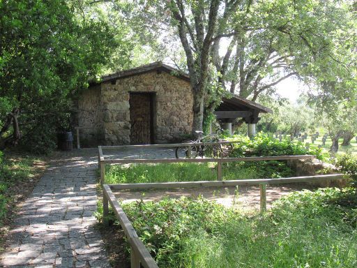 Deutscher Soldatenfriedhof, Cuacos de Yuste, Spanien, Wetterschutzgebäude aus Stein