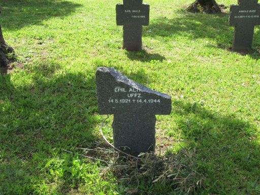 Deutscher Soldatenfriedhof, Cuacos de Yuste, Spanien, zerstörter Grabstein