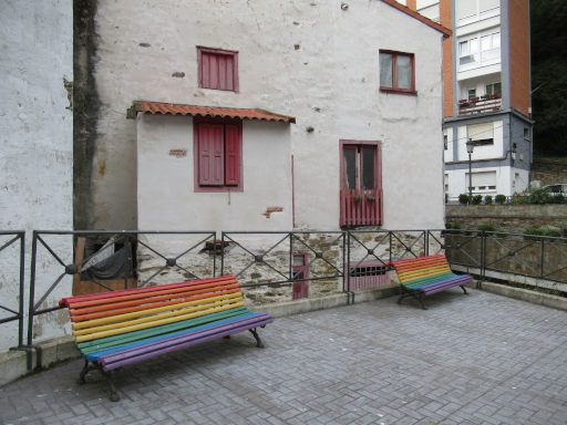 Cudillero, Spanien, zwei Parkb&auml;nke in LGBTQ Farben im August 2026