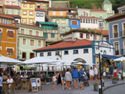 Cudillero, Spanien, Plaza de la Marina und Lonja del Perscado