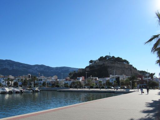 Dénia, Spanien, Sportboothafen und Burg im Hintergrund