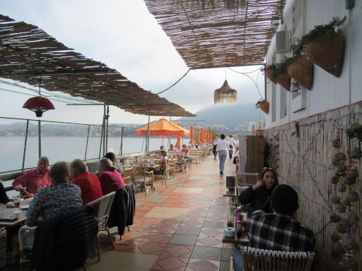 Mala Vita, Dénia, Spanien, Terrasse mit Stühlen, Tischen und Blick auf die Bucht