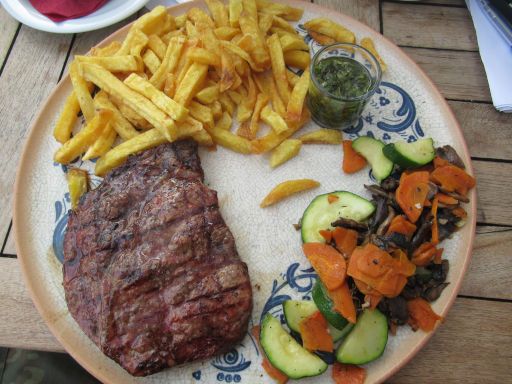 Mala Vita, Dénia, Spanien, Entrecote mit Pommes und Gemüse