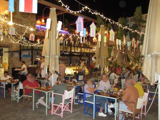 Els Magazinos, Dénia, Spanien, Restaurant A la fresca Terrasse mit Stühlen und Tischen