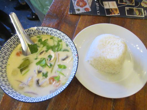 Els Magazinos, Dénia, Spanien, Kamin Thai Food, Tom Kha Gkai für 7,50 €, weißen Reis für 2,– € im November 2025