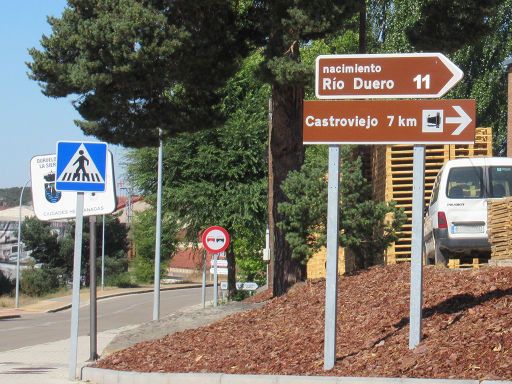 Castroviejo, Duruelo de la Sierra, Spanien, Schild im Ort Duruelo de la Sierra zum Castroviejo