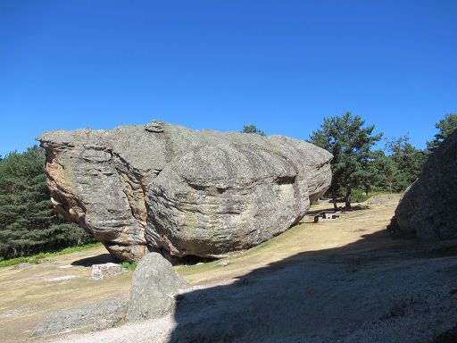 Castroviejo, Duruelo de la Sierra, Spanien, Felsen, Bänke und Tische