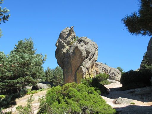 Castroviejo, Duruelo de la Sierra, Spanien, Felsen mit Bäumen