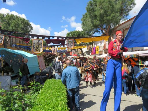 Feria Medieval Mittelalter Markt, El Álamo, Spanien, Avenida de Madrid als 2 Kilometer lange Fußgängerzone mit Ständen