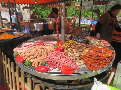 Feria Medieval Mittelalter Markt, El Álamo, Spanien, Würste, Fleisch vom Grill