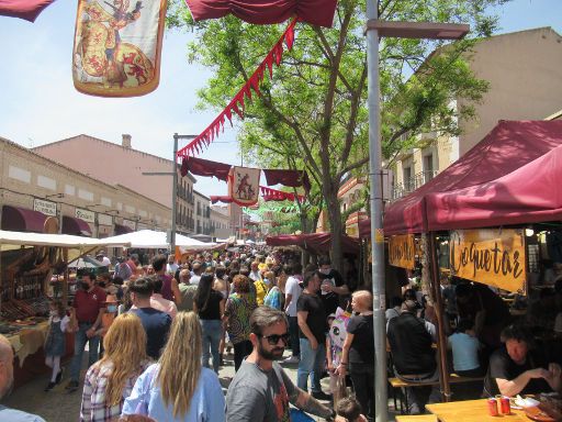 XXV Feria Medieval Mittelalter Markt, El Álamo, Spanien, Avenida de Madrid als 2 Kilometer lange Fußgängerzone mit Ständen