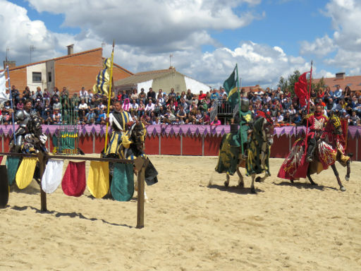 Feria Medieval Mittelalter Ritterturnier, El Álamo, Spanien, Vier Ritter auf Pferden