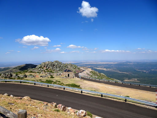 Peña de Francia, Spanien, Ausblick vom Parkplatz auf die Zufahrtsstraße