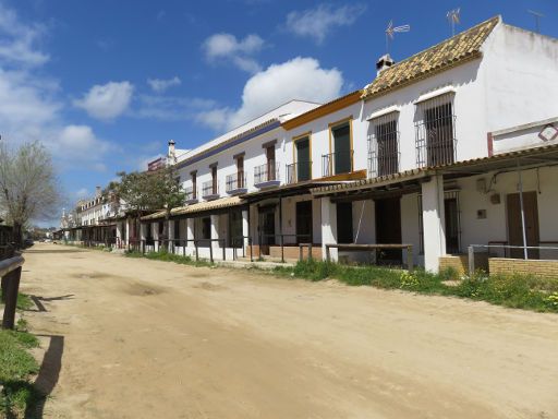 El Rocío, Spanien, Häuserzeile mit Parkplätzen für Pferde