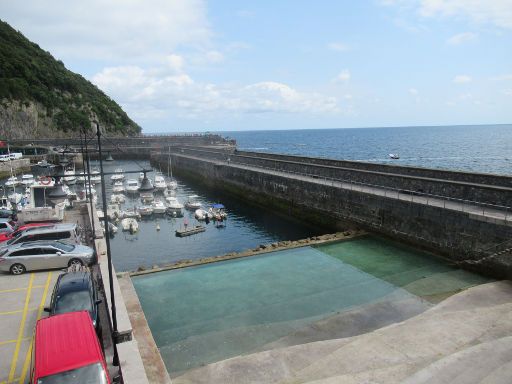 Elantxobe, Spanien, Freibad mit Meerwasser im Hafen