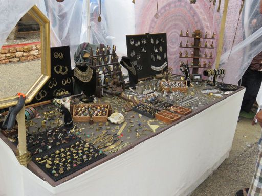 Es Canar Santa Eulalia del Rio, Spanien, Hippy Market, Punta Arabí, Stand mit Schmuck aus Metall