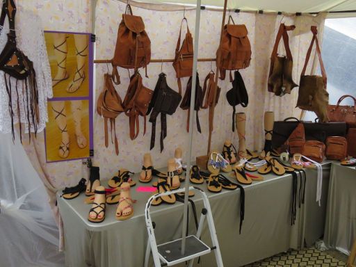 Es Canar Santa Eulalia del Rio, Spanien, Hippy Market, Punta Arabí, Stand mit Lederwaren wie Schuhe oder Taschen